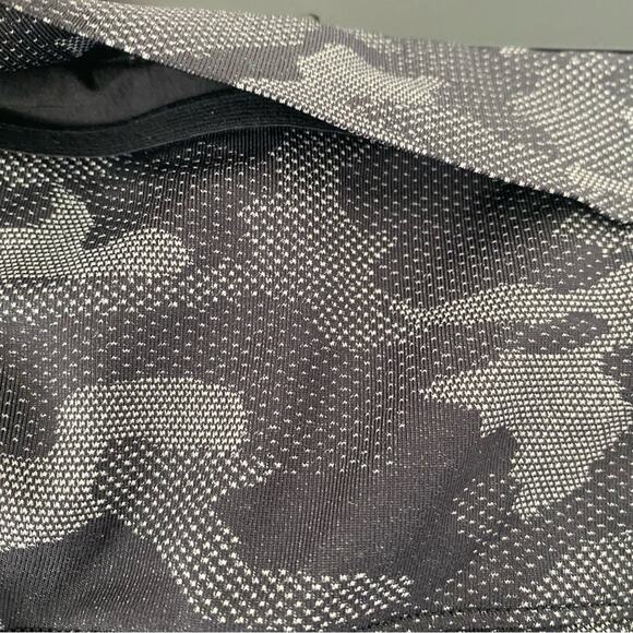 Lululemon Mens Surge Camo Shorts Gray size small Lined - Picture 6 of 7